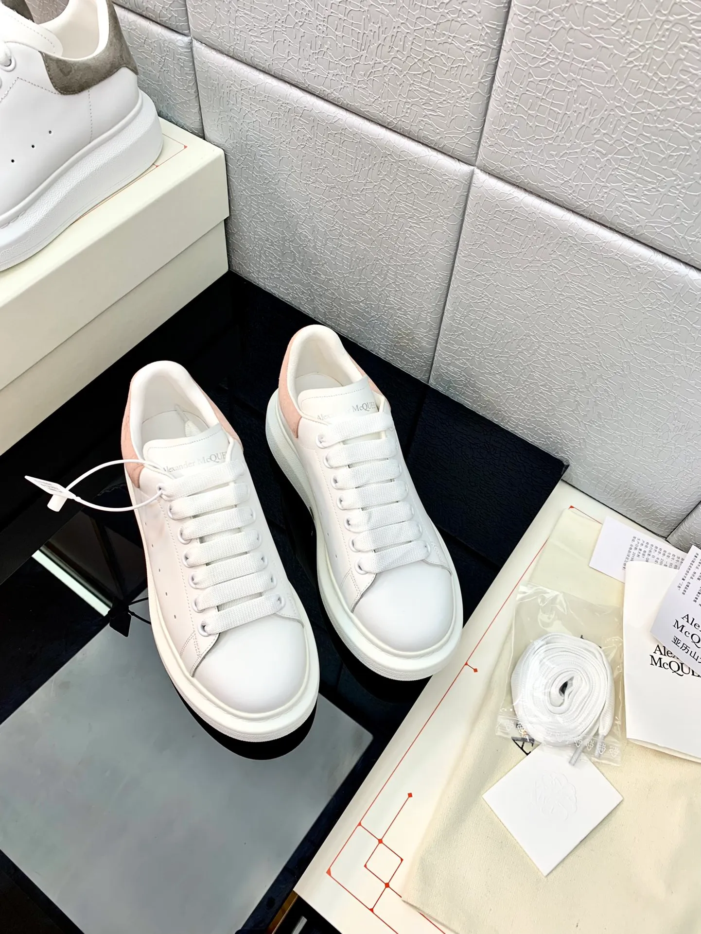 👟👟Ex-factory price👟👟Ex-factory price 480👟👟 Women's shoes Women's clothing 2022 latest upgraded version The latest McQueen white shoes original 1⃣: 1⃣ perfect replica ☑Delivery latest counter full set of packaging🎁Full series of color styles are constantly updated🥳🥳 🔺Fabric: Customized original matte silk cowhide 🔺Inner lining: imported water-dyed sheepskin lining/original customized soft cowhide pad 🔺Feet: ultra-clear high temperature air pressure logo➕soft latex pad 🔺outsole: rubber T👟👟factory price👟👟factory price U vacuum bottom/I👟👟factory price👟👟factory price original foam bottom, thick bottom about 4cm 🔺Size: Female M34-40 Male M39-45